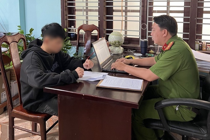 Công an huyện Đắk Song lấy lời khai của đối tượng ném đá xe khách.