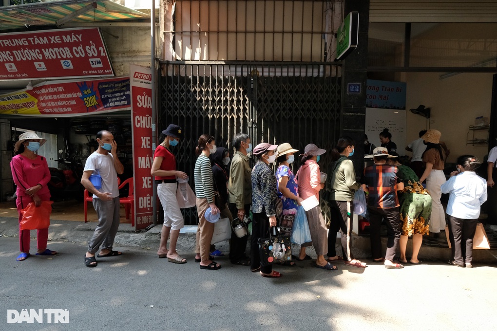 Suất cơm 0 đồng, tiếp thêm lửa cho những mảnh đời cơ cực - 2 Suất cơm 0 đồng, tiếp thêm lửa cho những mảnh đời cơ cực - 2