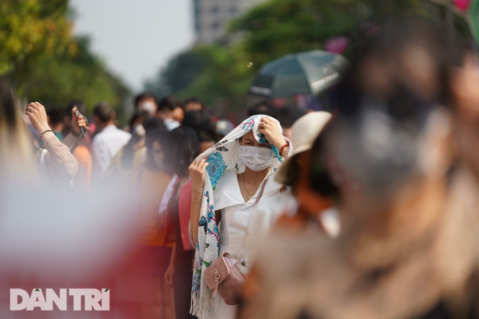 Người Sài Gòn đội nắng, đeo khẩu trang du xuân đường hoa Nguyễn Huệ - 19 Người Sài Gòn đội nắng, đeo khẩu trang du xuân đường hoa Nguyễn Huệ - 19