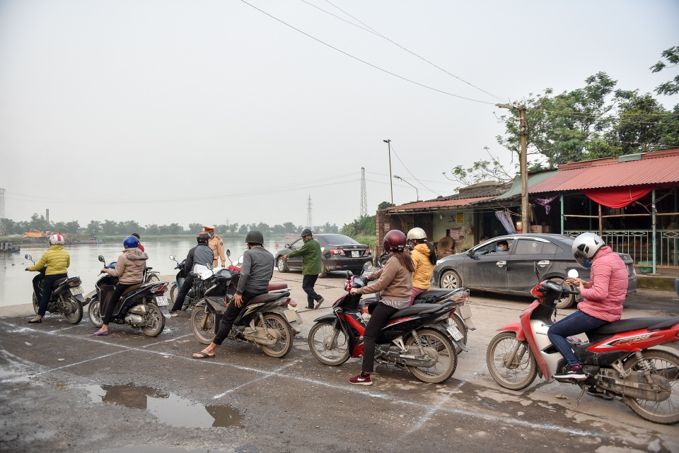 Hàng nghìn người chờ phà: Yêu cầu người tỉnh khác không qua phà Mây - 1 Hàng nghìn người chờ phà: Yêu cầu người tỉnh khác không qua phà Mây - 1