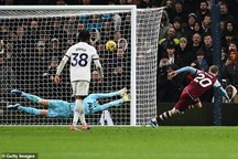 Tottenham không thắng 5 trận liên tiếp, Everton bất ngờ thắng đậm Newcastle