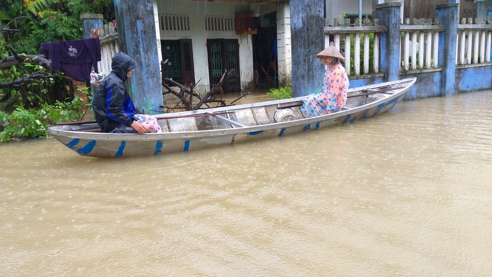 Đà Nẵng: Nhiều nơi vẫn ngập nặng, đã di dời hơn 2.500 người dân - 13 Đà Nẵng: Nhiều nơi vẫn ngập nặng, đã di dời hơn 2.500 người dân - 13