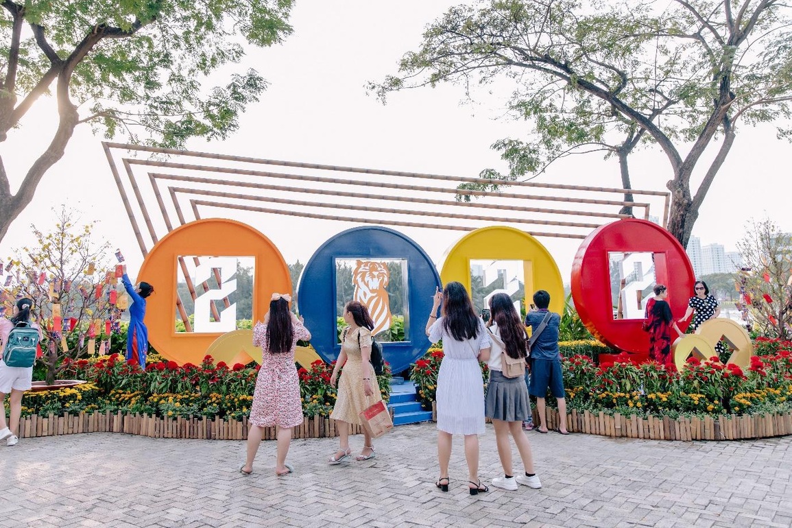 Ngắm mãnh hổ bùng nổ sắc màu tại Hội hoa xuân Phú Mỹ Hưng - 2 Ngắm mãnh hổ bùng nổ sắc màu tại Hội hoa xuân Phú Mỹ Hưng - 2