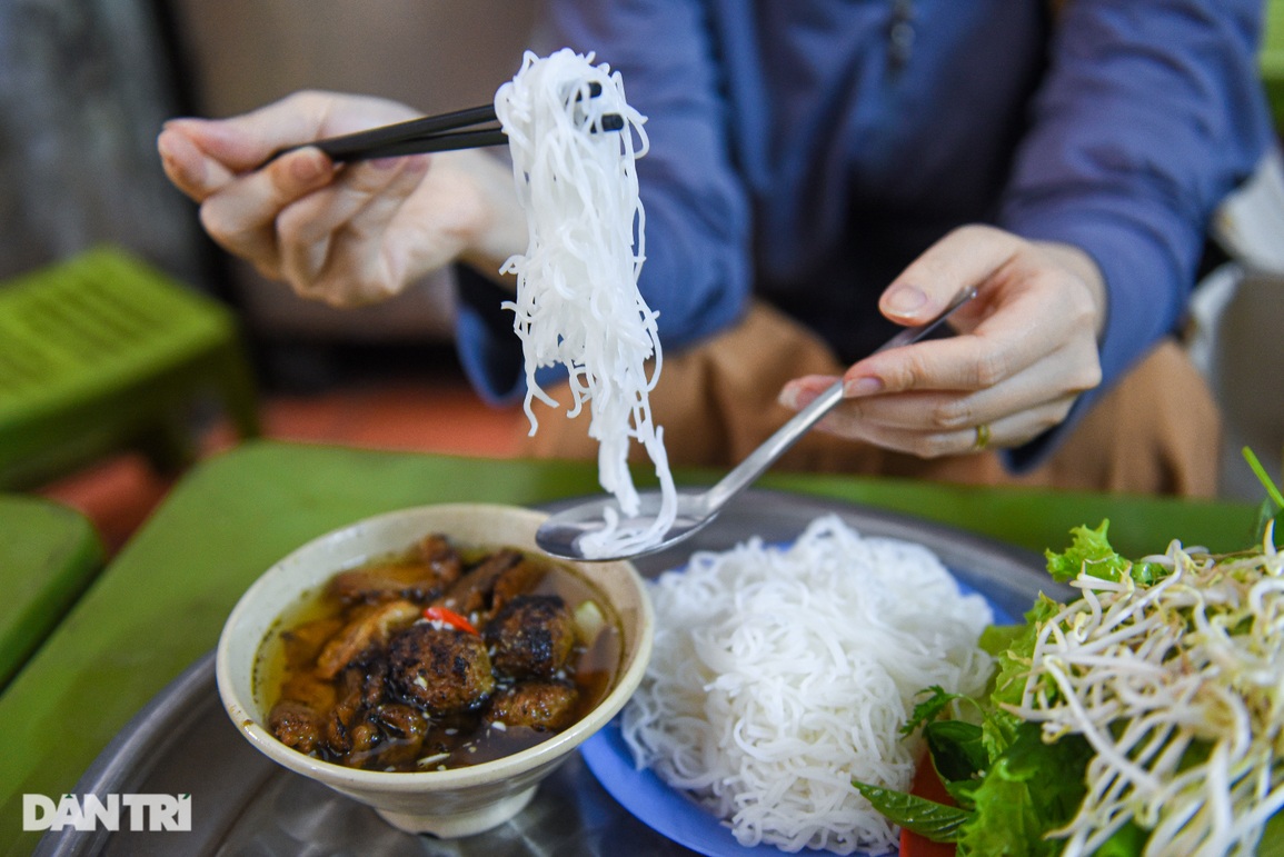 Quán bún chả 23 năm nằm nép trong ngõ chật, ngày bán 500 suất tại Hà Nội - 9 Quán bún chả 23 năm nằm nép trong ngõ chật, ngày bán 500 suất tại Hà Nội - 9