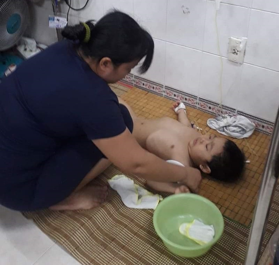 Xót xa cảnh bé gái đau đớn khóc khản giọng mong được ở bên cha - 6 Xót xa cảnh bé gái đau đớn khóc khản giọng mong được ở bên cha - 6