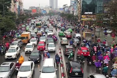 Hà Nội ùn tắc nghiêm trọng trên nhiều tuyến phố trước giờ bóng lăn