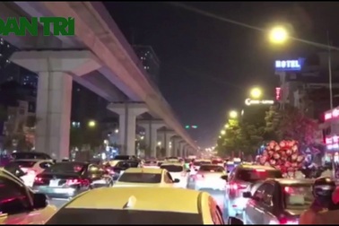 Hà Nội: Nhiều tuyến đường ùn tắc kéo dài trong đêm Noel