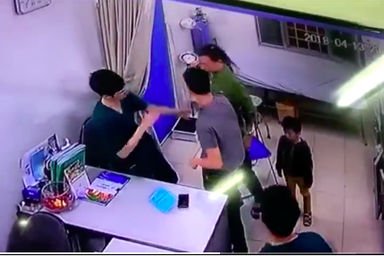 Vụ bác sĩ bị đấm thẳng vào mặt: Người nhà bệnh nhi có thái độ không hợp tác