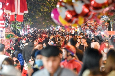 Giới trẻ Hà Nội đổ lên phố Hàng Mã đi chơi Noel