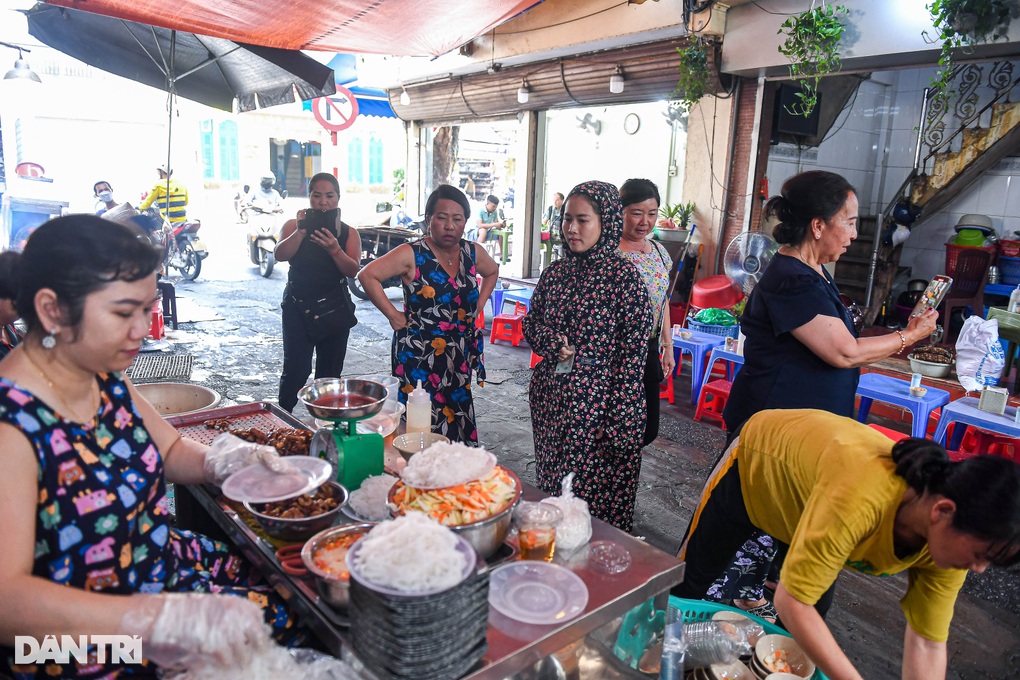 Hanoi's bun cha restaurant sells vermicelli noodles every day, American chefs praise it as delicious - 2