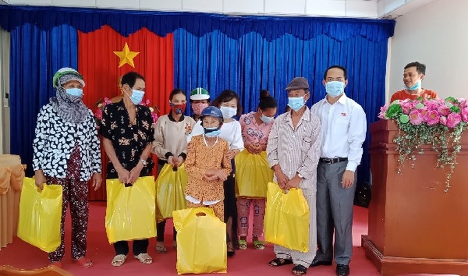 Cà Mau trao quà hỗ trợ đến tận tay người dân kịp thời vui xuân, đón Tết; tuyệt đối không để xảy ra tình trạng trích, vận động ủng hộ các loại quỹ tại địa phương từ nguồn hỗ trợ quà dịp Tết Nguyên đán.