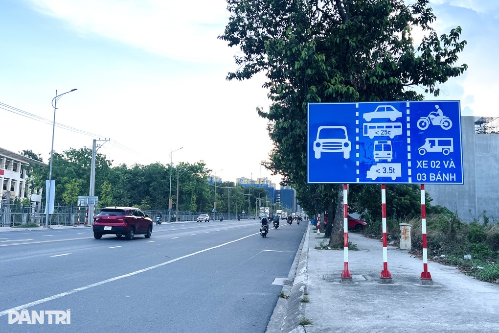 Thay biển báo, kẻ lại vạch trên tuyến đường “ô tô giành hết làn” ở TPHCM - 2