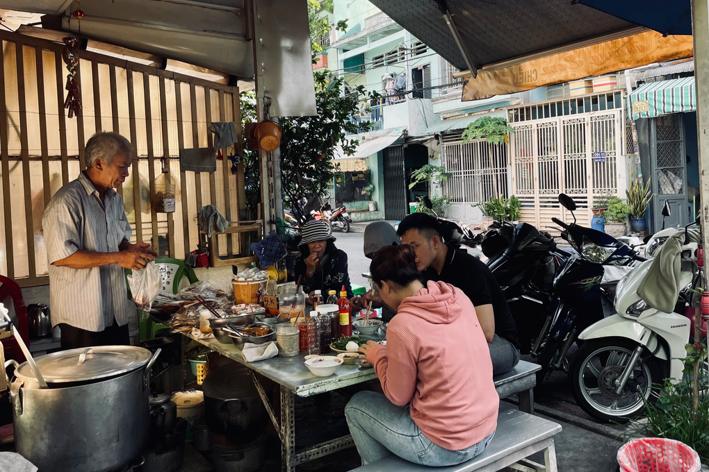 Quán cháo mời gọi giá chỉ 1.000 đồng độc nhất giữa Sài Gòn - 6 Quán cháo mời gọi giá chỉ 1.000 đồng độc nhất giữa Sài Gòn - 6