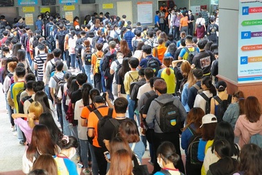 Sinh viên nhiều trường ở TPHCM tấp nập quay trở lại giảng đường