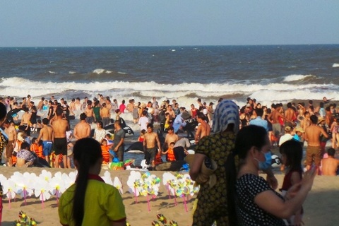 Người dân bải hoải tìm cách "trốn" nắng nóng 40 độ C