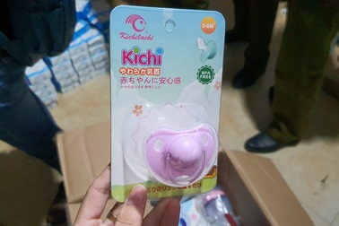 “Rùng mình” kho chứa hàng chục tấn hàng cho mẹ và bé nhập từ Trung Quốc giả danh hàng Nhật