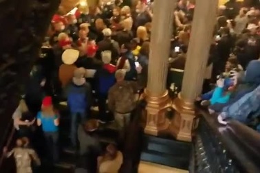 Mỹ: Người biểu tình mang súng xông vào tòa nhà nghị viện bang đòi dỡ phong