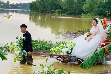 Chú rể lội nước bì bõm, đưa cô dâu vượt lũ bằng xe hoa đặc biệt