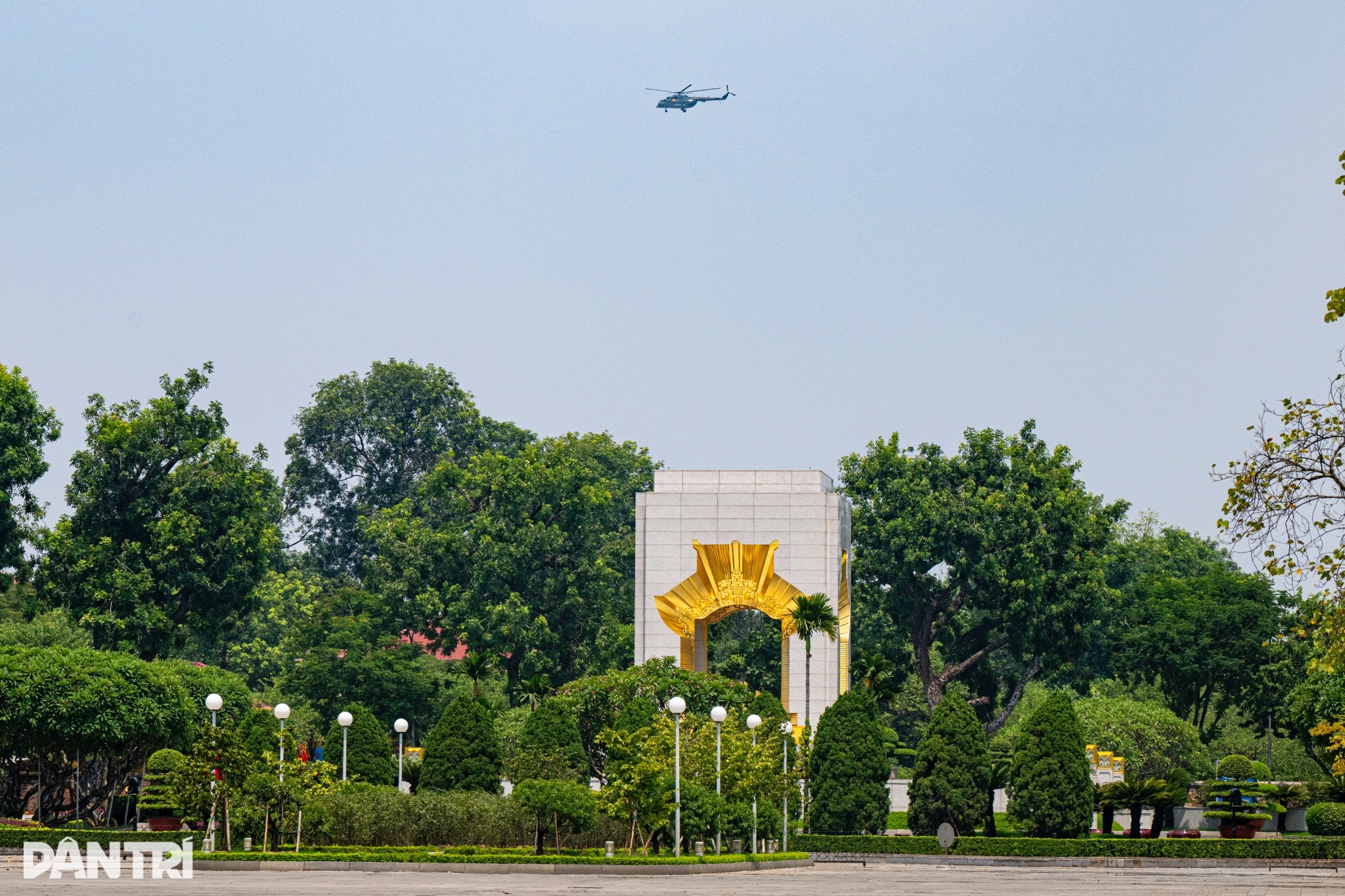 Trực thăng, tiêm kích SU-30 bay khảo sát nhiệm vụ trên Quảng trường Ba Đình - 4