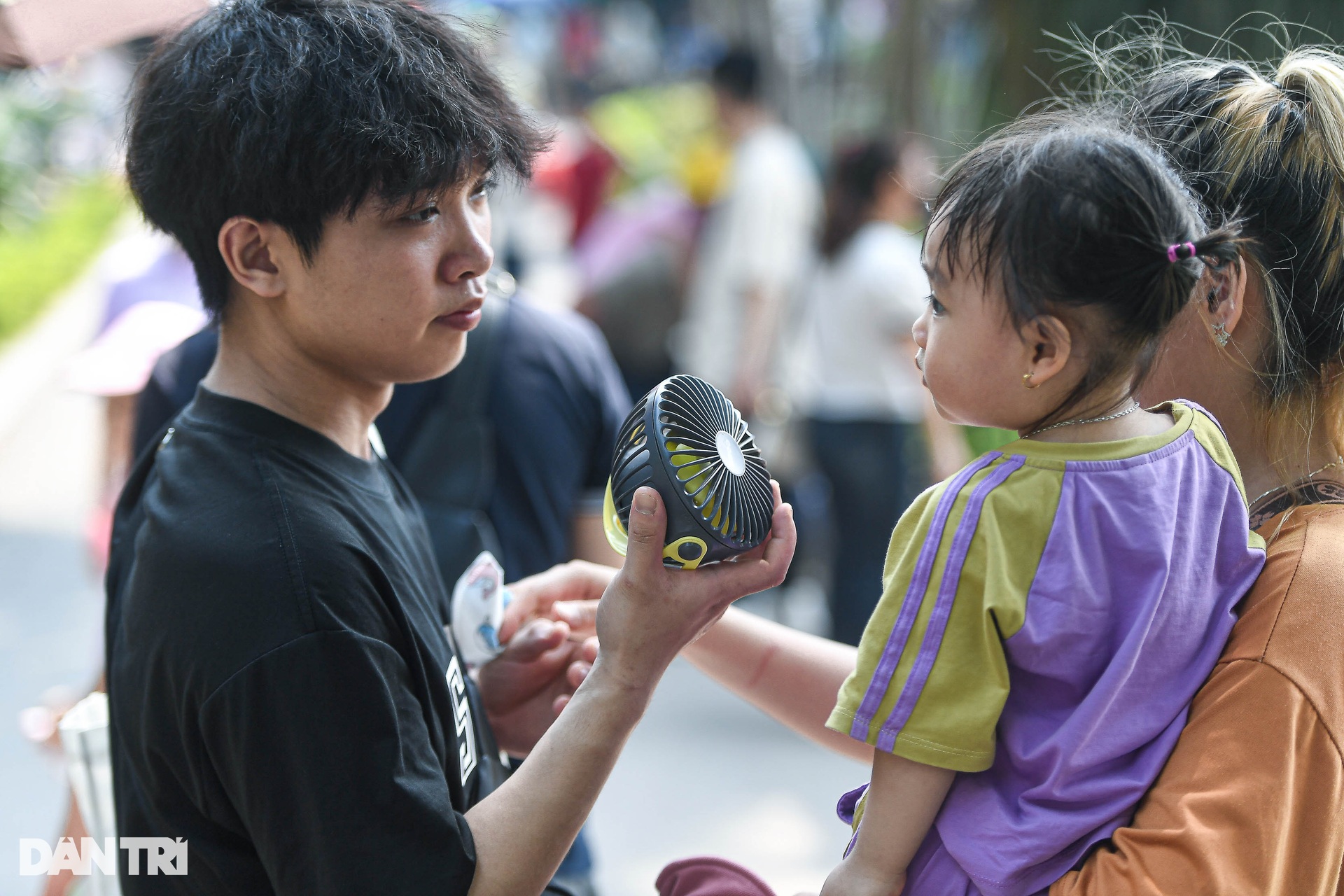 Nắng nóng gay gắt, người dân Thủ đô khổ sở ở các điểm vui chơi - 3 Nắng nóng gay gắt, người dân Thủ đô khổ sở ở các điểm vui chơi - 3