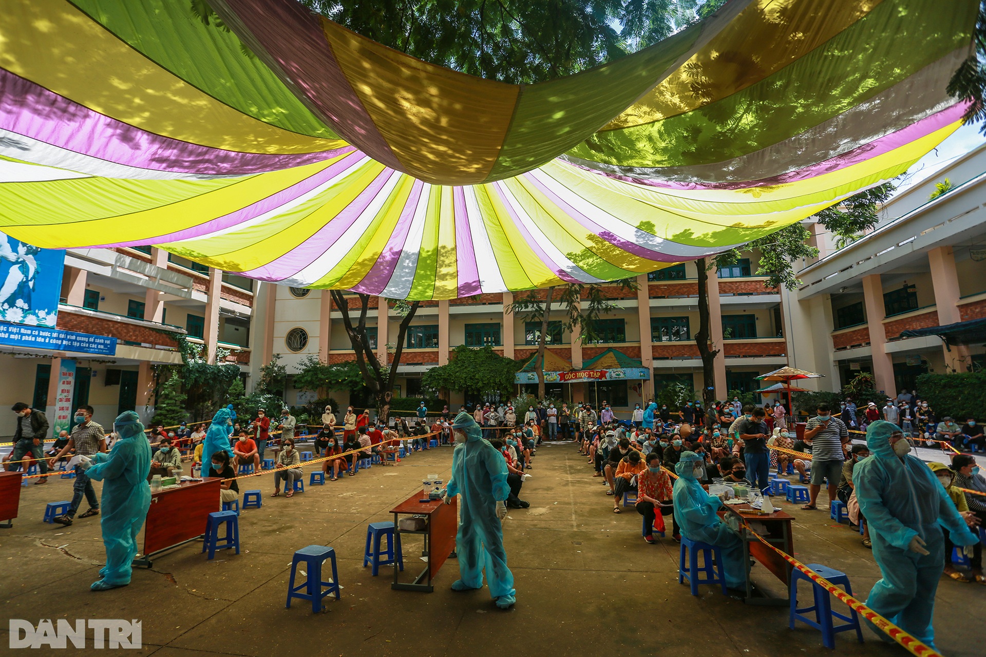 Tầm soát hơn 2,5 triệu dân TPHCM: Ăn vội bát cơm rồi ôm con đi xét nghiệm - 1