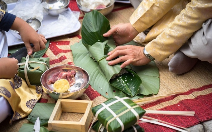 Gói bánh chưng là một trải nghiệm thú vị đối với trẻ trong những ngày cận Tết.
