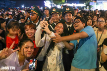 Công ty cho nhân viên về sớm xem diễu binh, thi đấu bóng đá mừng lễ 30/4