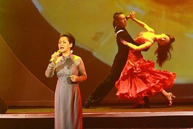 Khánh Ly xúc động biểu diễn nơi "chôn nhau cắt rốn" sau 60 năm