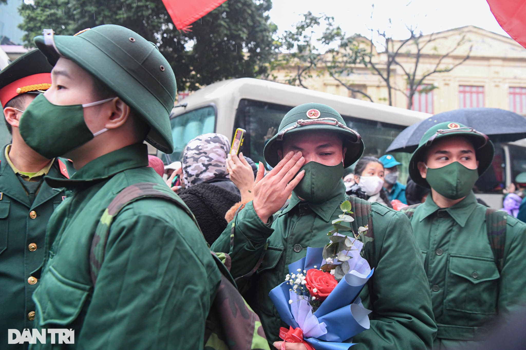 Xúc động hình ảnh người thân tiễn thanh niên Thủ đô lên đường nhập ngũ - 12 Xúc động hình ảnh người thân tiễn thanh niên Thủ đô lên đường nhập ngũ - 12