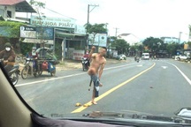 Nam thanh niên lột đồ giữa đường, nhảy múa gây ùn tắc giao thông