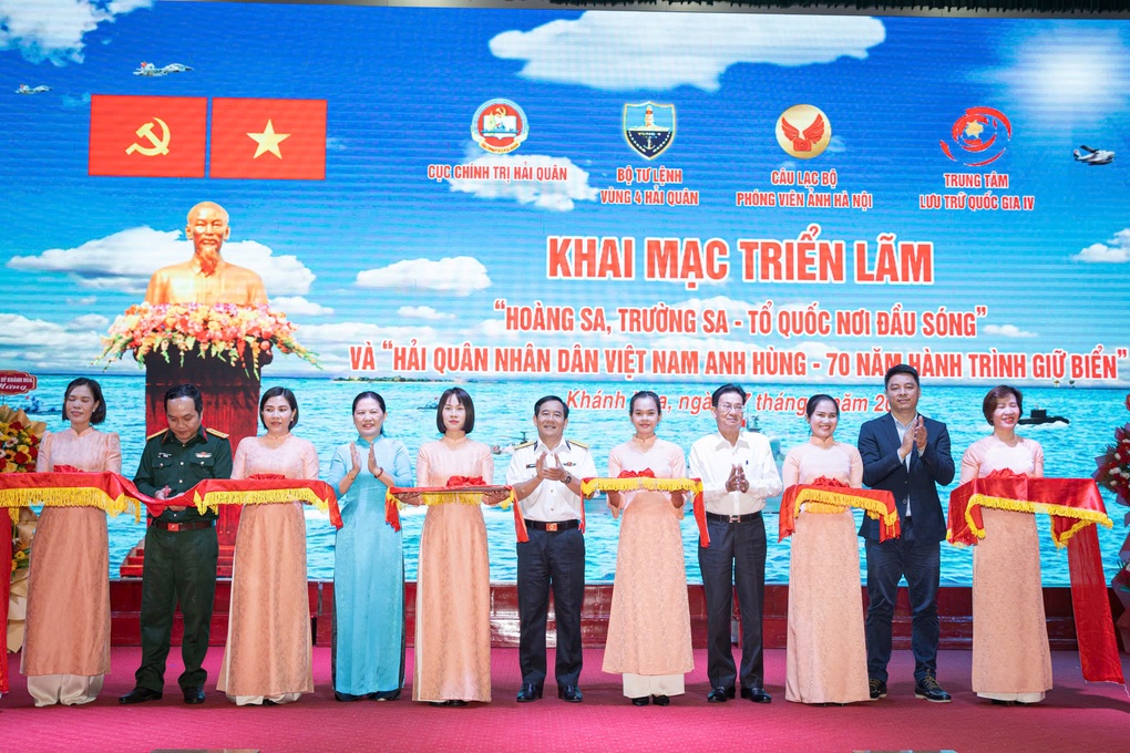 Khai mạc triển lãm Hoàng Sa, Trường Sa - Tổ quốc nơi đầu sóng - 1 Khai mạc triển lãm Hoàng Sa, Trường Sa - Tổ quốc nơi đầu sóng - 1