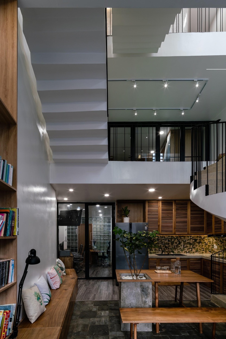 Ngôi nhà ở Sài Gòn xây trên đất méo gây ấn tượng vì thiết kế đẹp không ngờ - 7