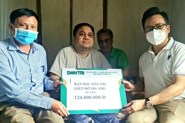 Quà bạn đọc Dân trí đến với Bí thư Chi đoàn tàn phế sau lưỡi dao oan nghiệt