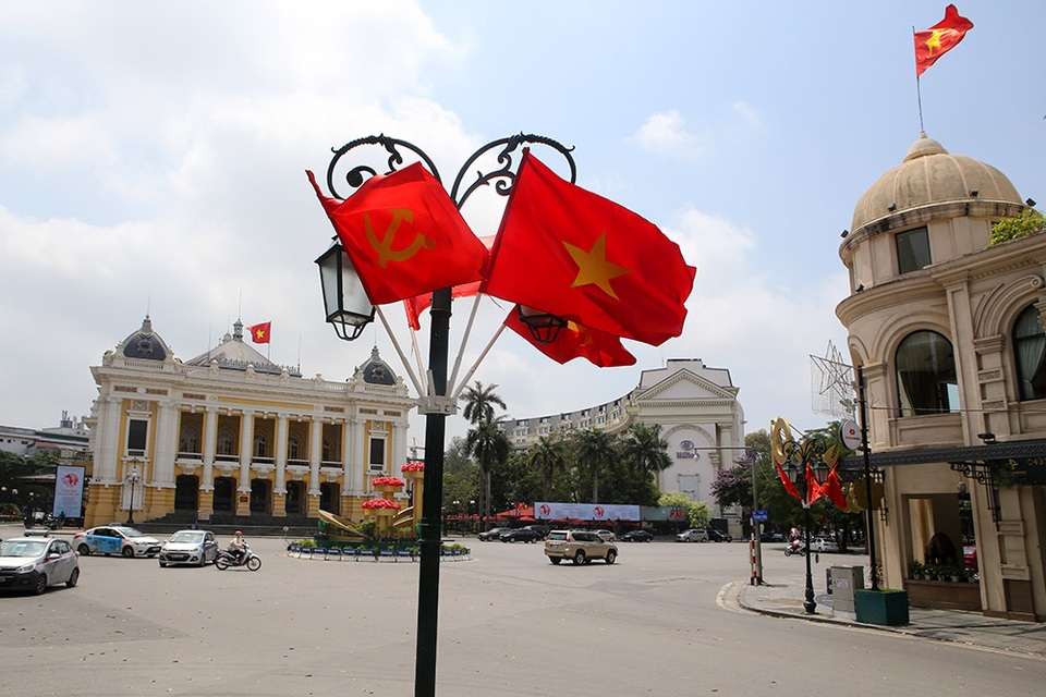 Thủ đô rực rỡ cờ hoa kỷ niệm 130 năm ngày sinh nhật Bác - 10 Thủ đô rực rỡ cờ hoa kỷ niệm 130 năm ngày sinh nhật Bác - 10