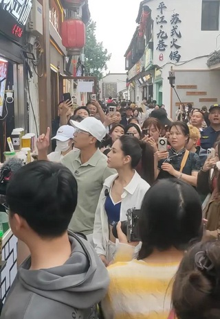 "Tiểu Long Nữ" Lý Nhược Đồng khoe vòng eo đáng mơ ước ở tuổi 59 - 3