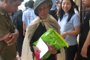 Một công ty điện tử tại Hà Nội cứu trợ nhân dân vùng rốn lũ