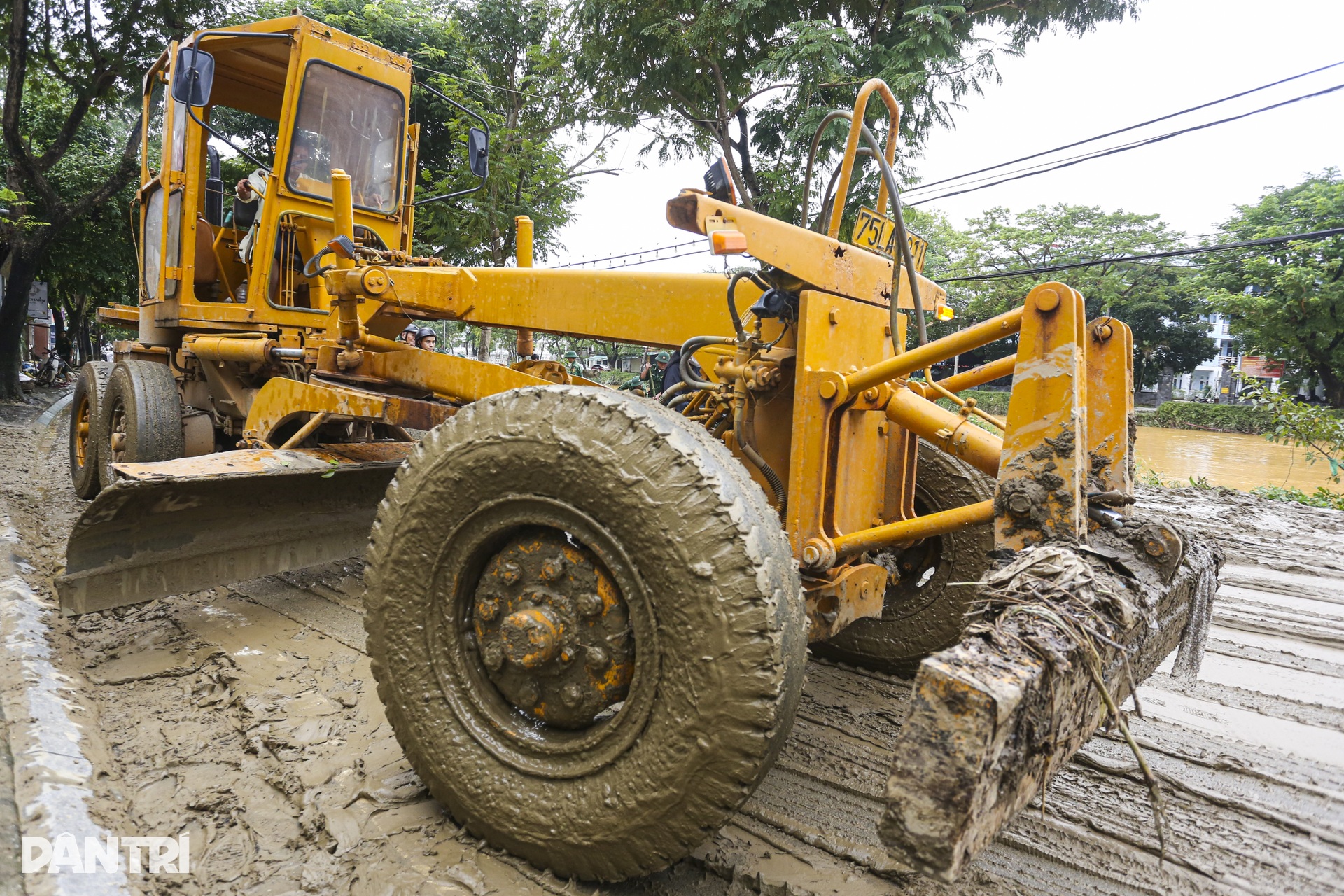 Huế chìm trong rác thải và bùn lầy sau ba trận lụt liên tiếp - 10 Huế chìm trong rác thải và bùn lầy sau ba trận lụt liên tiếp - 10