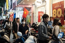 Đông kín khách mua sắm tới đêm muộn trên nhiều "phố thời trang" ở Hà Nội