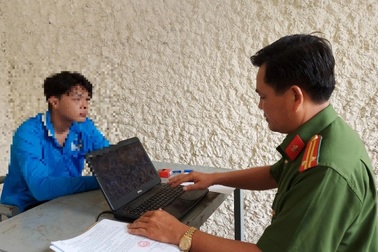 Đang tại ngoại lại bị bắt vì vào tiệm vàng cướp tiền