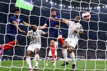 CĐV Man Utd nổi điên khi trung vệ Raphael Varane lại chấn thương