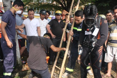 Huy động "người nhái" tìm kiếm bé trai bị cuốn xuống cống