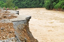 Kinh hoàng sông "nuốt" quốc lộ