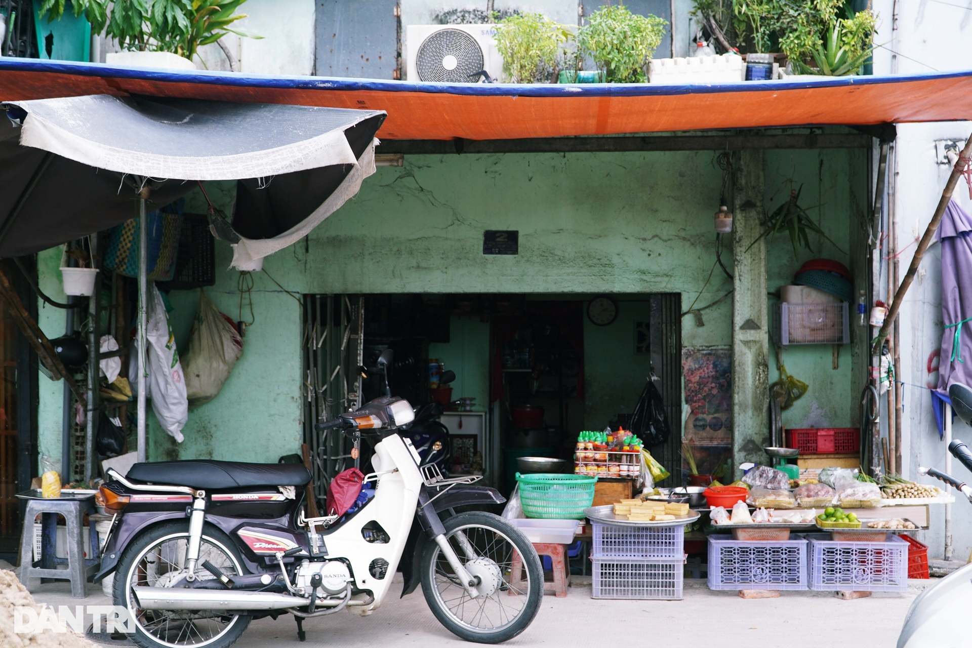 Khổ vì ngập ở TPHCM: Cha không thể đi làm, con không thể học, chợ không bán - 4 Khổ vì ngập ở TPHCM: Cha không thể đi làm, con không thể học, chợ không bán - 4