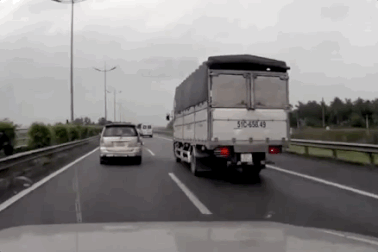 Xe tải nổ lốp trên cao tốc nguy hiểm như thế nào?