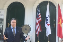 Đại sứ Mỹ chào mừng nhóm tình nguyện viên đầu tiên của Chương trình Hòa bình tới Việt Nam