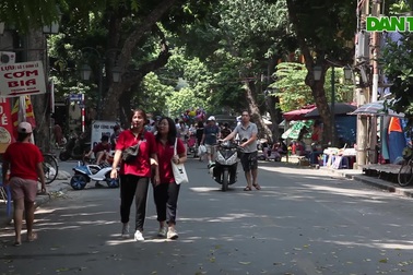 Không gian đi bộ xung quanh hồ Gươm