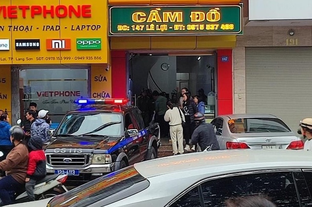 Kẻ cướp tiệm vàng bị bắt trong tình trạng be bét máu - 1 Kẻ cướp tiệm vàng bị bắt trong tình trạng be bét máu - 1