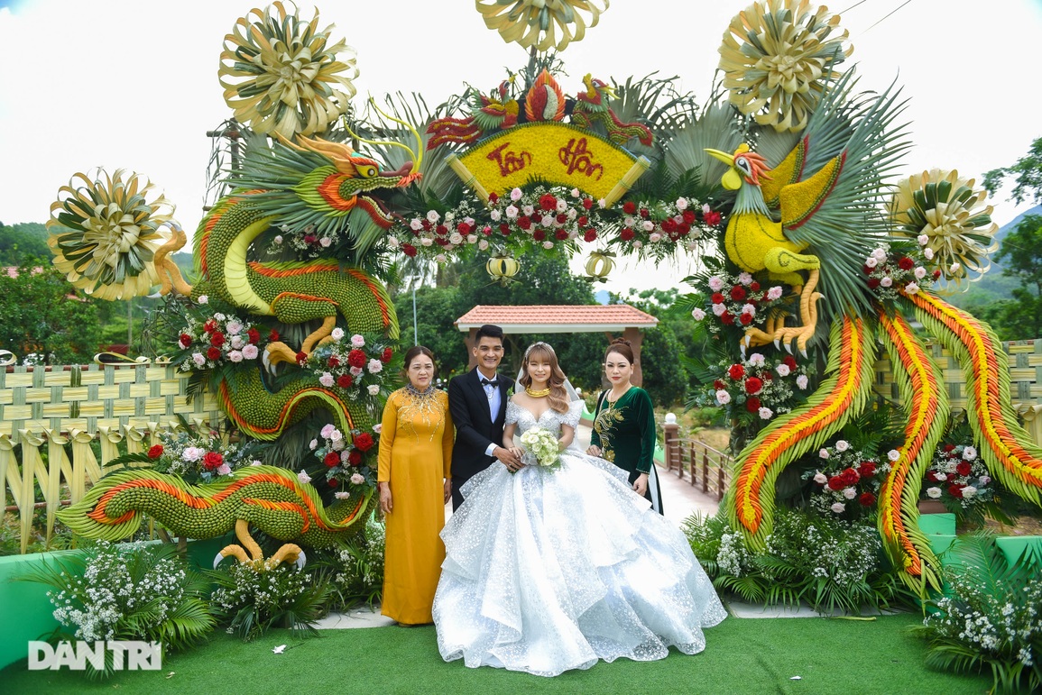 Đám cưới Mạc Văn Khoa: NSND Tự Long về dự, cô dâu đeo vàng trĩu cổ - 5 Đám cưới Mạc Văn Khoa: NSND Tự Long về dự, cô dâu đeo vàng trĩu cổ - 5