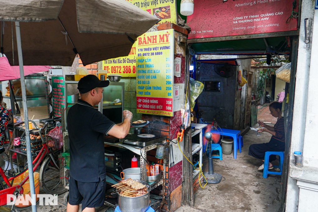 Bà chủ Hà Nội bán bánh mì bằng chảo Liên Xô thời bao cấp, hơn 40 năm tuổi - 7 Bà chủ Hà Nội bán bánh mì bằng chảo Liên Xô thời bao cấp, hơn 40 năm tuổi - 7