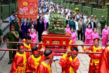 Lãnh đạo TPHCM dâng bánh tét cúng Quốc tổ Hùng Vương